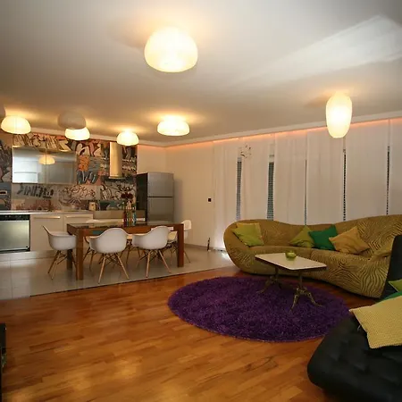 Domus Apartment *